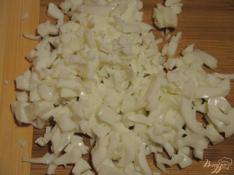 Фото приготовление рецепта: Салат с редисом и яйцом шаг №4