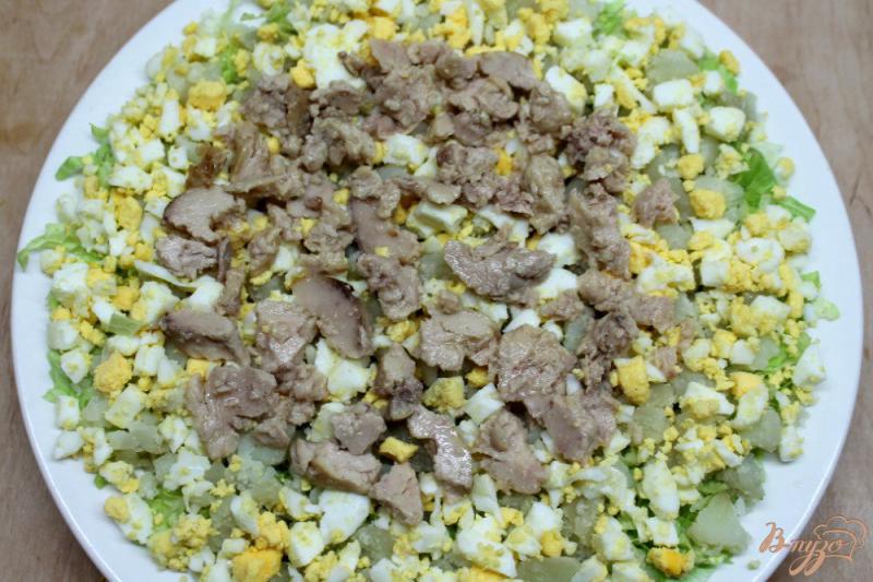 Фото приготовление рецепта: Салат с печенью трески, кукурузой и пекинской капустой шаг №4