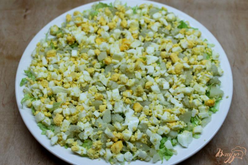 Фото приготовление рецепта: Салат с печенью трески, кукурузой и пекинской капустой шаг №3