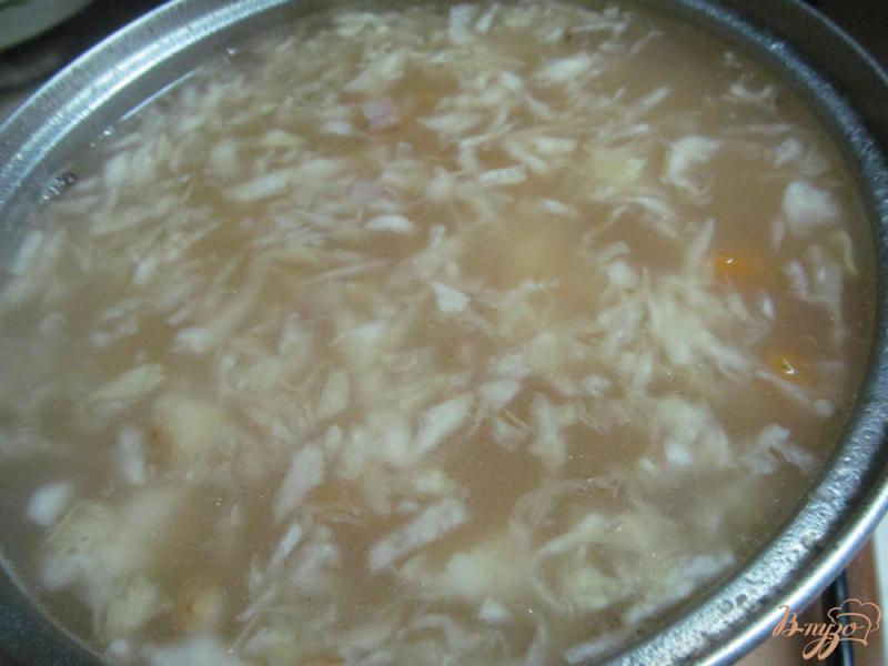 Фото приготовление рецепта: Суп с кислой капустой шаг №7