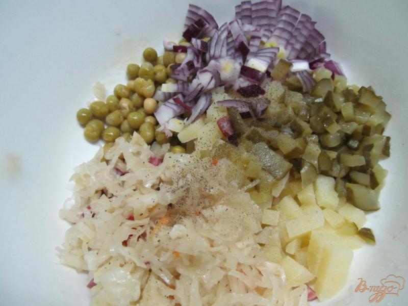 Фото приготовление рецепта: Салат из квашеной капусты с копченной колбасой и картофелем шаг №2