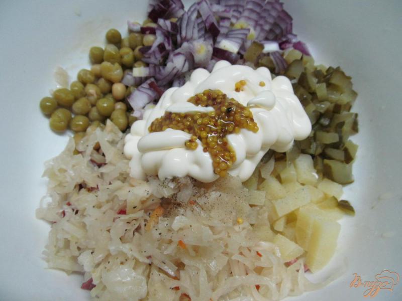 Фото приготовление рецепта: Салат из квашеной капусты с копченной колбасой и картофелем шаг №3