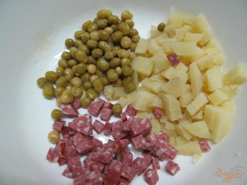 Фото приготовление рецепта: Салат из квашеной капусты с копченной колбасой и картофелем шаг №1