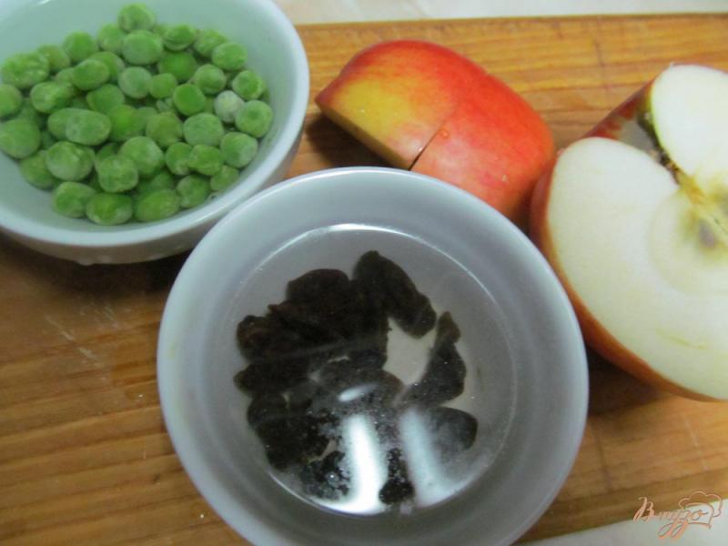 Фото приготовление рецепта: Салат из капусты с яблоком изюмом и горошком шаг №2
