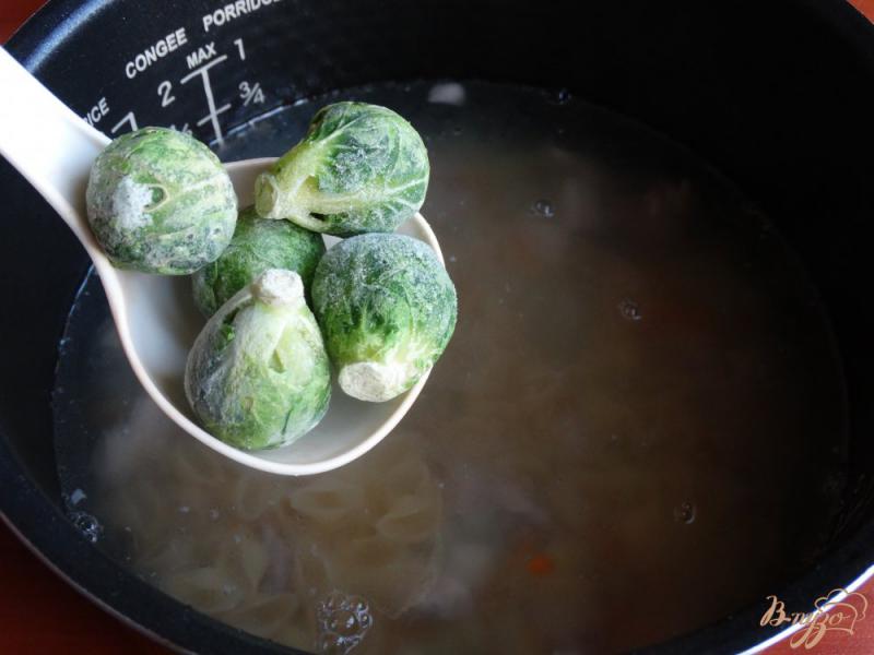 Фото приготовление рецепта: Суп с брюссельской капустой в мультиварке шаг №6