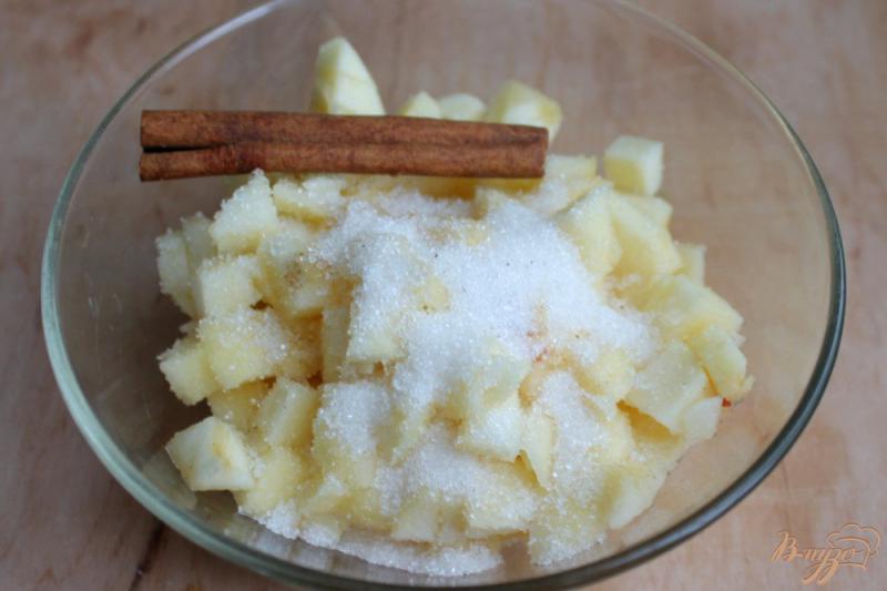 Фото приготовление рецепта: Открытые пирожки с яблоком шаг №6