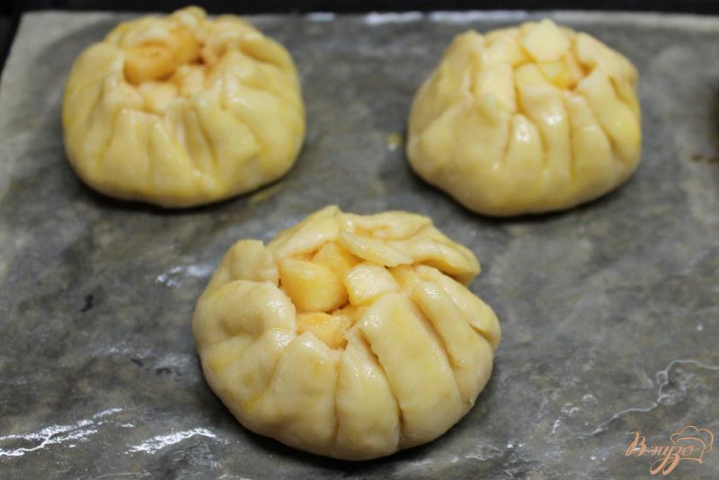 Фото приготовление рецепта: Открытые пирожки с яблоком шаг №9