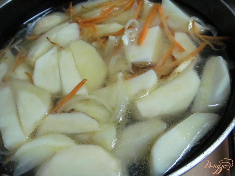 Фото приготовление рецепта: Картофель с домашней колбасой шаг №3