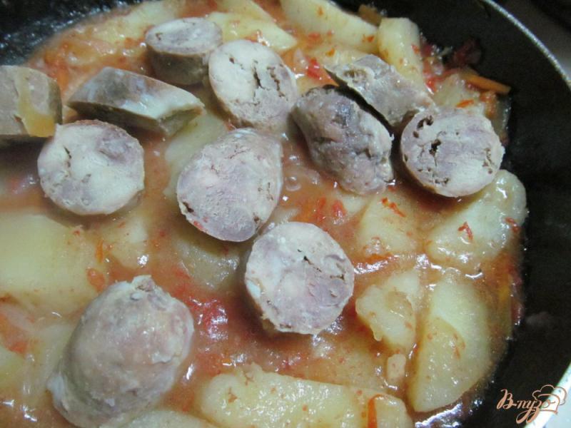 Фото приготовление рецепта: Картофель с домашней колбасой шаг №5