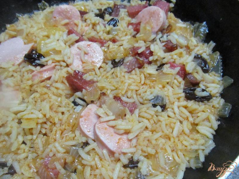 Фото приготовление рецепта: Рис с сосисками шаг №7