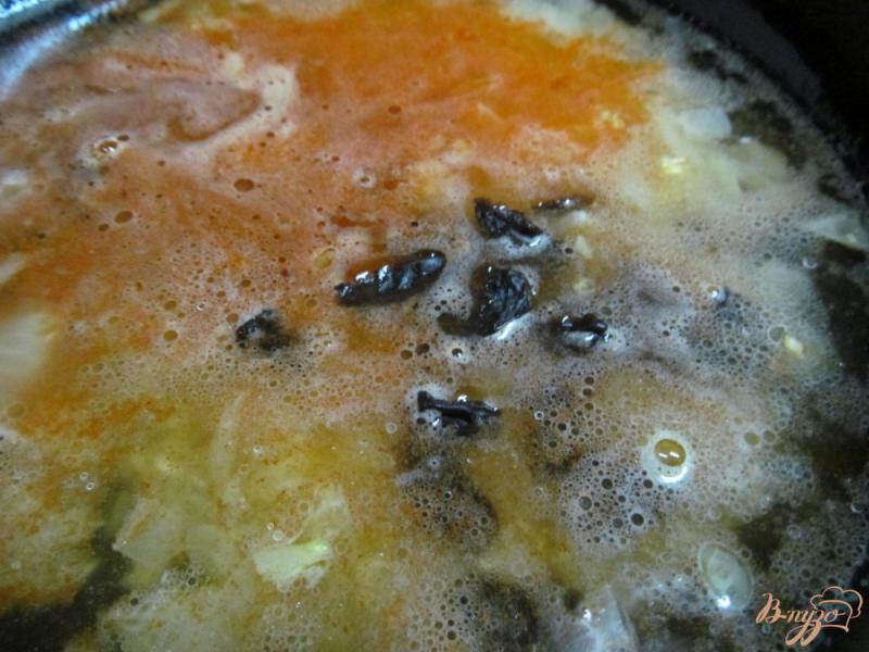 Фото приготовление рецепта: Рис с сосисками шаг №5