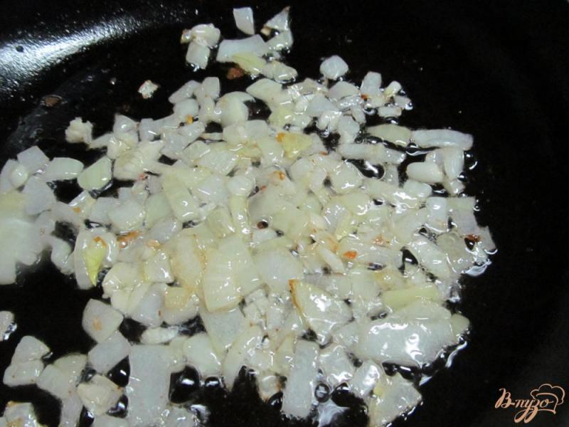 Фото приготовление рецепта: Рис с сосисками шаг №3