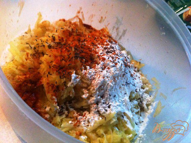Фото приготовление рецепта: Картофельные оладьи с тмином шаг №2