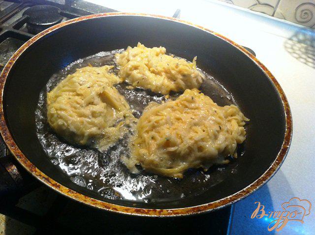 Фото приготовление рецепта: Картофельные оладьи с тмином шаг №4