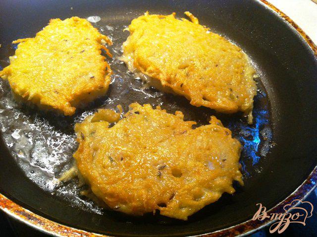 Фото приготовление рецепта: Картофельные оладьи с тмином шаг №5