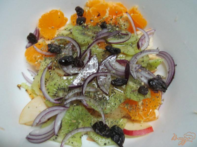Фото приготовление рецепта: Салат из капусты и фруктов шаг №4