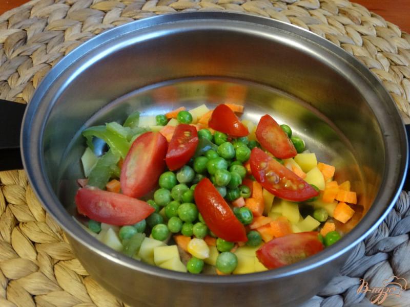 Фото приготовление рецепта: Суп с кабачком и зеленым горошком шаг №4