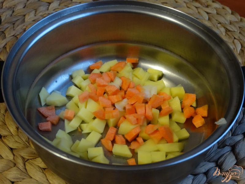 Фото приготовление рецепта: Суп с кабачком и зеленым горошком шаг №2