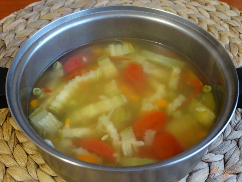 Фото приготовление рецепта: Суп с кабачком и зеленым горошком шаг №7