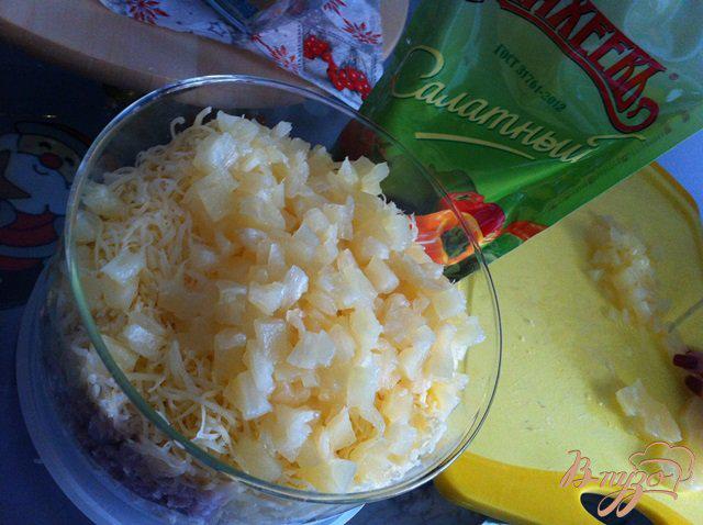 Фото приготовление рецепта: Закуска из  салата с курицей и ананаса. шаг №4