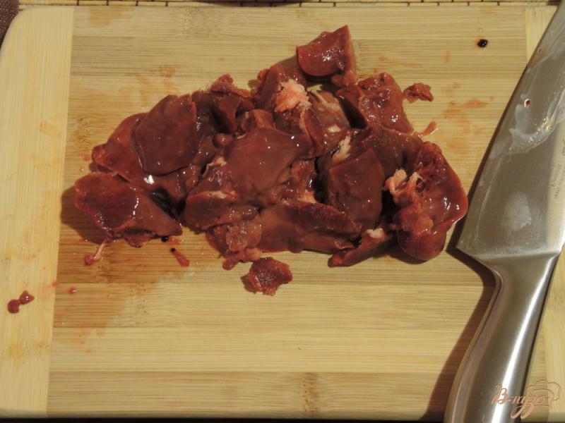 Фото приготовление рецепта: Куриная печень с фасолью в томатном соусе шаг №2