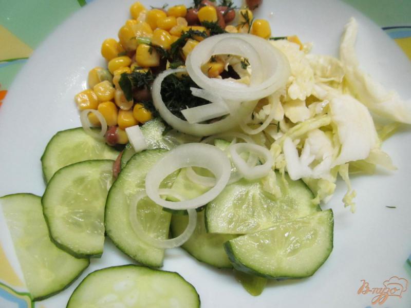 Фото приготовление рецепта: Салат из капусты с огурцом и кукурузой шаг №3
