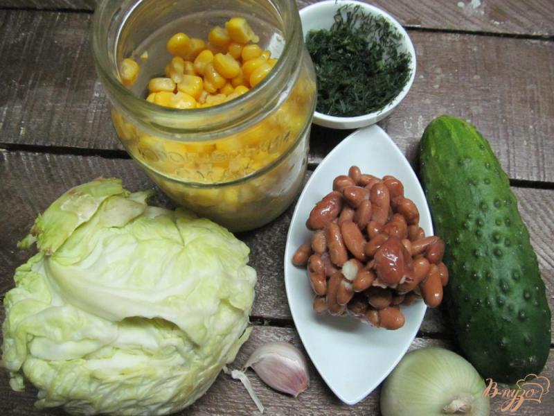 Фото приготовление рецепта: Салат из капусты с огурцом и кукурузой шаг №1