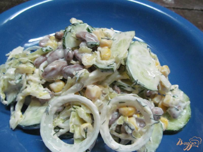 Фото приготовление рецепта: Салат из капусты с огурцом и кукурузой шаг №4