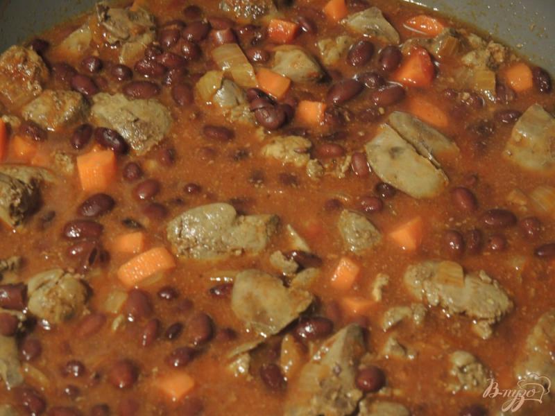 Фото приготовление рецепта: Куриная печень с фасолью в томатном соусе шаг №8