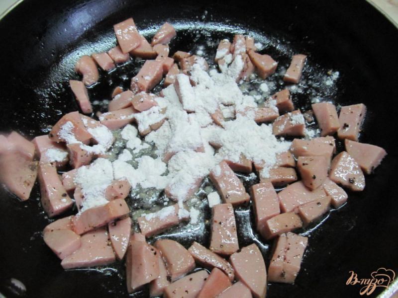 Фото приготовление рецепта: Каша из пшена под колбасным соусом шаг №3