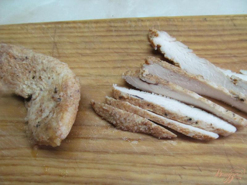 Фото приготовление рецепта: Блинчики с маринованным луком и куриной грудинкой шаг №5