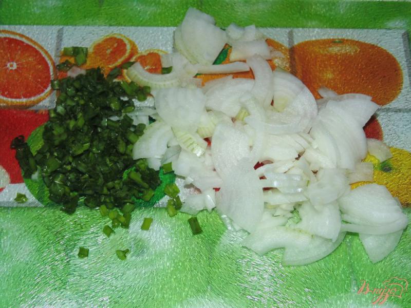 Фото приготовление рецепта: Салат из квашеной капусты с картофелем и маринованным огурцом шаг №2