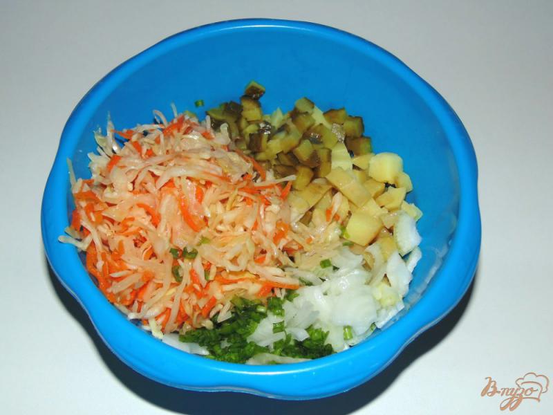 Фото приготовление рецепта: Салат из квашеной капусты с картофелем и маринованным огурцом шаг №5