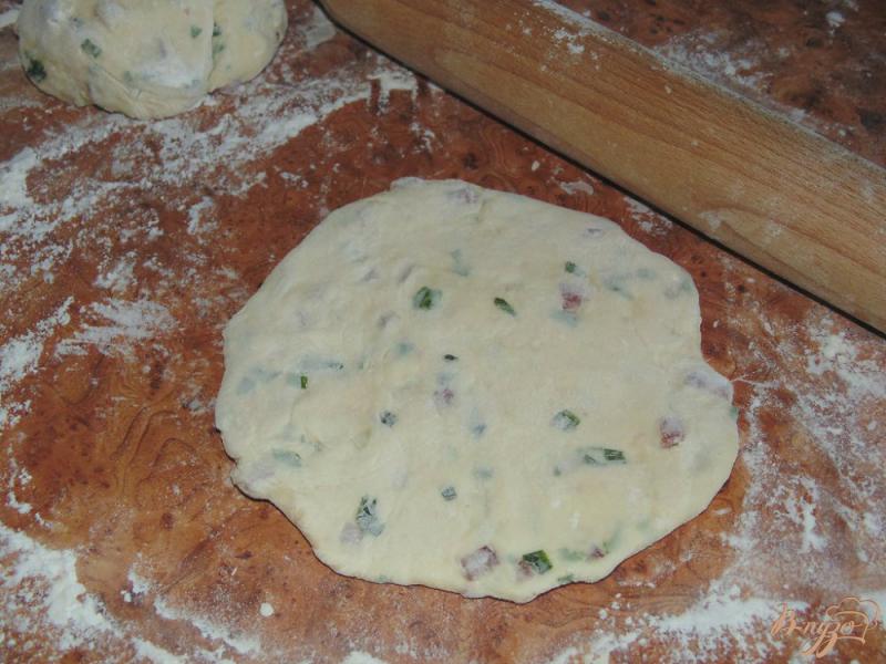 Фото приготовление рецепта: Лепешки с копченой колбасой и зеленым луком шаг №6