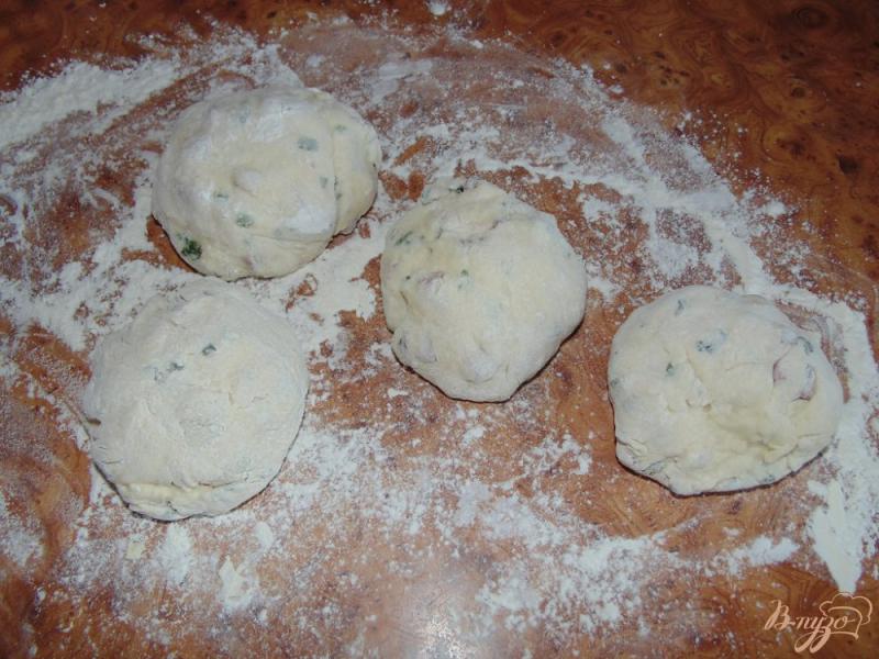 Фото приготовление рецепта: Лепешки с копченой колбасой и зеленым луком шаг №5