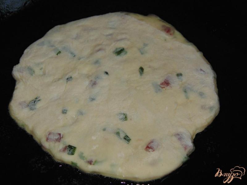 Фото приготовление рецепта: Лепешки с копченой колбасой и зеленым луком шаг №7