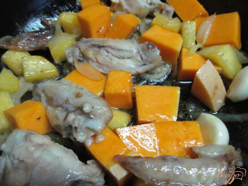Фото приготовление рецепта: Рагу из куриных крыльев с репой тыквой и яблоком шаг №6
