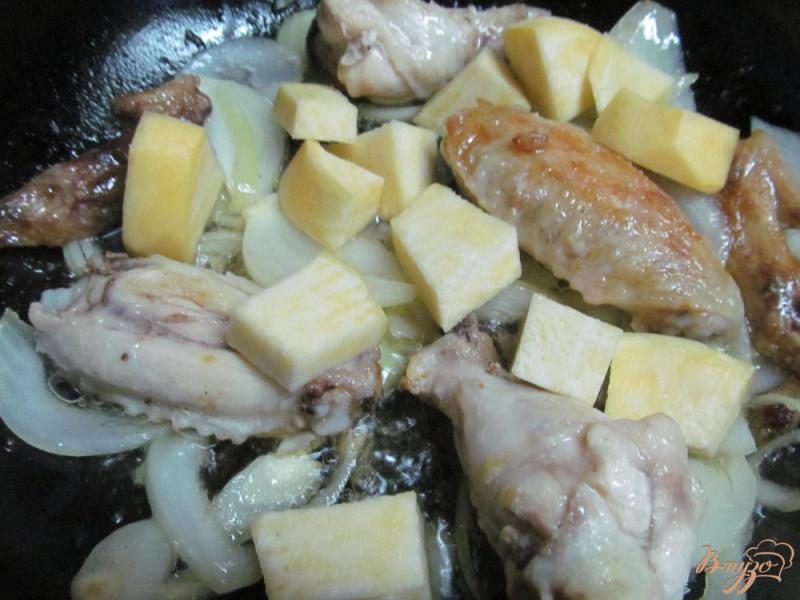 Фото приготовление рецепта: Рагу из куриных крыльев с репой тыквой и яблоком шаг №5
