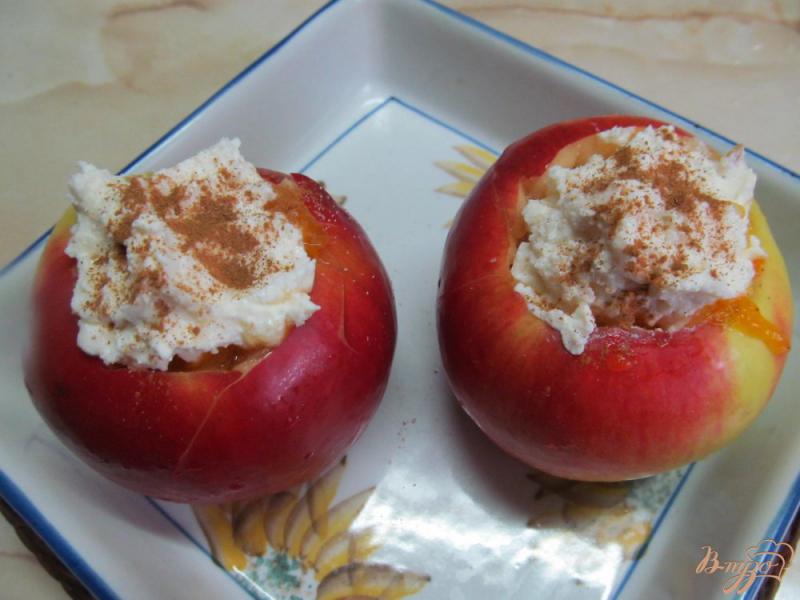 Фото приготовление рецепта: Яблочный десерт с хурмой и брынзой шаг №4
