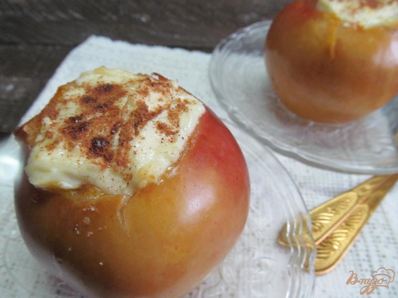 Фото приготовление рецепта: Яблочный десерт с хурмой и брынзой шаг №5