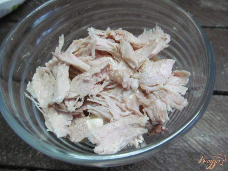 Фото приготовление рецепта: Салат из гороха с курицей и сыром шаг №3