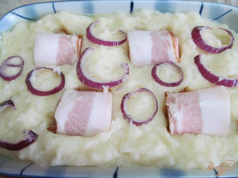 Фото приготовление рецепта: Картофельная запеканка с сосисками шаг №5