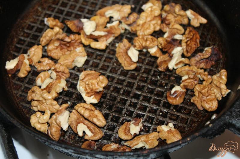 Фото приготовление рецепта: Творожные шарики с бисквитом и орехами в шоколаде шаг №2