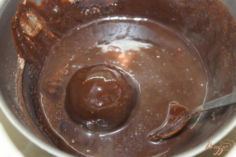 Фото приготовление рецепта: Творожные шарики с бисквитом и орехами в шоколаде шаг №7
