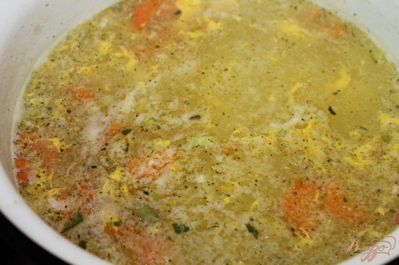 Фото приготовление рецепта: Легкий куриный суп с яйцом и вермишелью шаг №6