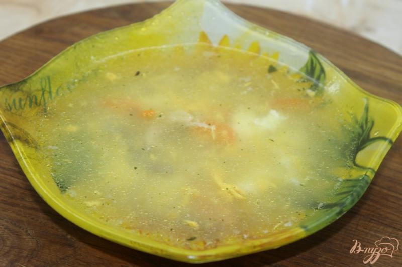 Фото приготовление рецепта: Легкий куриный суп с яйцом и вермишелью шаг №7
