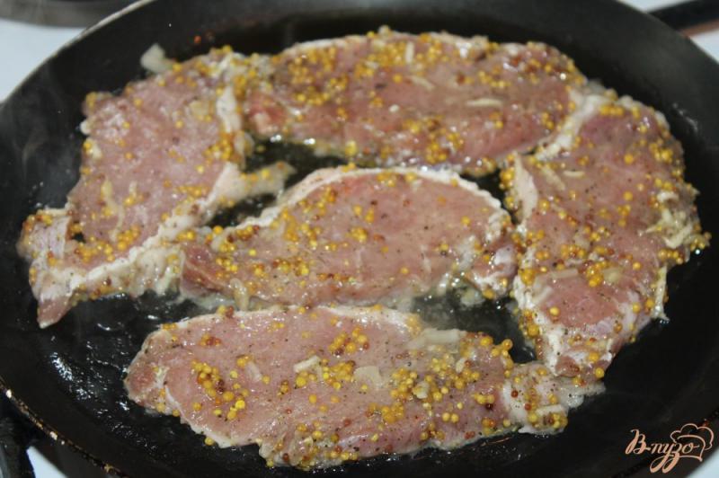 Фото приготовление рецепта: Свинина маринованная с горчицей в зернах и луком шаг №4