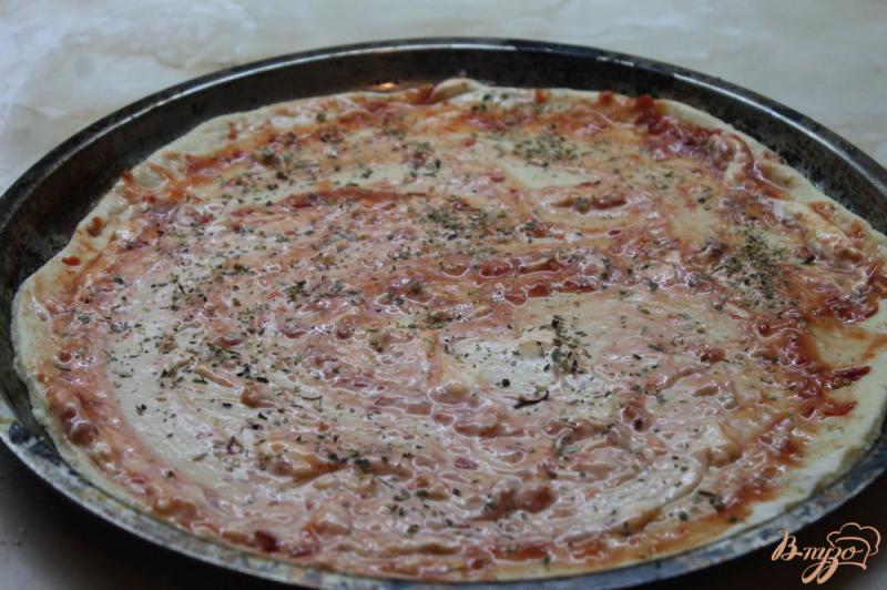 Фото приготовление рецепта: Пицца с вареной колбасой, грибами и помидорами шаг №3