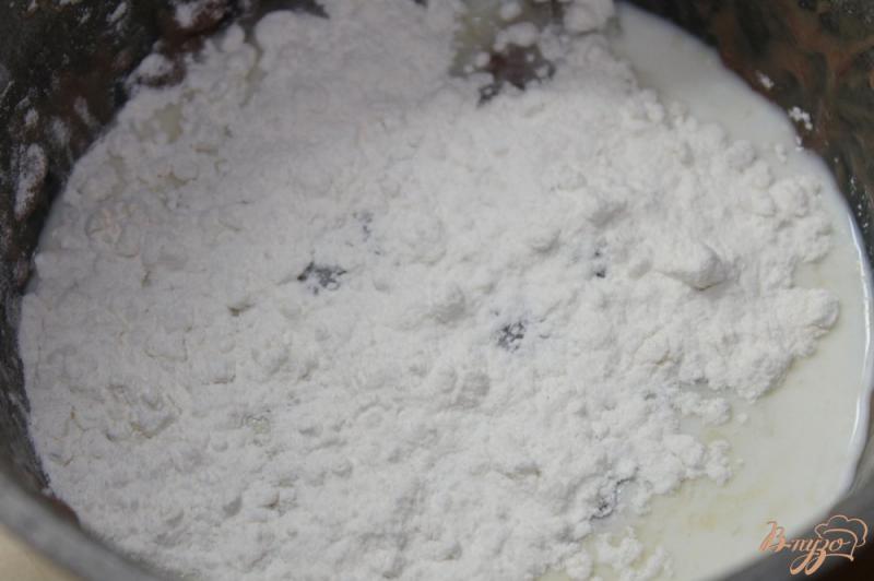Фото приготовление рецепта: Печеночные оладьи с соусом под сыром шаг №3