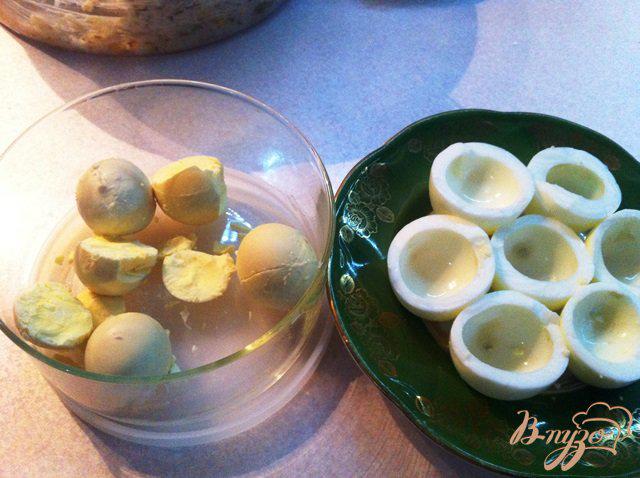 Фото приготовление рецепта: Яйца фаршированные белыми грибами шаг №3